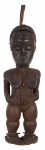 Escultura africana "Figura Feminina s/ capacete", originária de Congo Kinshasa, med. 110 cm