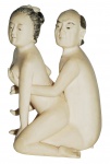 Grupo escultórico de marfim oriental representando  Casal em cena erótica ( alt 13,5 cm larg 9,5 cm)