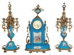 Magnífica garniture francesa de porcelana de SEVRES, composta de: relógio e par candelabros para 5 velas . Assinada E. Raubie.