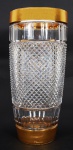 Belíssimo vaso Francês em cristal de Baccarat, lapidado e gomado. Apresentando anel superior e borda dourada em sua base, marcas da Cristallerie Francesa. Alt. 32 cm