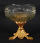 Centro de mesa francês Montpellier, circa 1900, em cristal lapidado e gomado, base em bronze dourado e patinado. Marcas da manufatura Francesa. Altura 18,5cm.