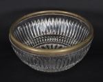 Baccarat - Belíssimo centro de mesa em cristal francês lapidado com borda espessurada a prata, apresenta marca da cristaleria no cristal. Med.: 20x10 cm.  