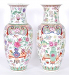 Par de vasos de porcelana chinesa ,  decoração em policromia , acompanha peanhas de madeira.  Alt. 39 cm