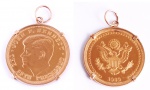 Uma moeda de ouro comemorativa do falecimento do Pres. Kennedy