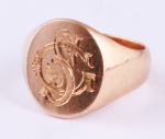 Um anel com iniciais GS em ouro