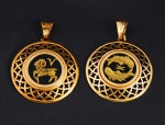 Dois pingentes em ouro amarelo 750 contrastado, medindo 28 mm, decorado com signos de Aries e Peixes, peso total 6,5 gramas