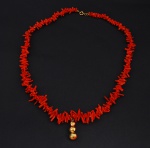 Colar de 60 cm , em coral vermelho italiano, tendo ao centro pendente , com 3 cabochons, também em coral. Fecho  do colar e montagem do pendente em ouro 18K.