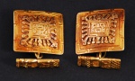 Par de abotoaduras mexicanas em ouro, decoração asteca. Peso aprox. 8,5 g.