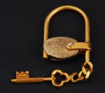 Chaveiro em ouro decorado com chave. Peso 22,6 g.