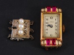 Sucata relógio EMDA em ouro com rubilitas,  fecho em prata e micro pérolas. Peso total 11,8 g.