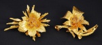 Par de broches de ouro 18K, em formato de flor (sem pedras). Peso 43,1 gr, med. aprox. 60 x 45 mm
