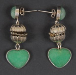 Par de brincos pendentes, prata , corações  e cabochons de jade verde. Peso total 20,4 g