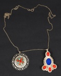 Dois pendentes , prata, contrastes, coral italiano, lápis lázuli e turquesas, para uso opcional em cordão de prata. Peso total 24,7 g