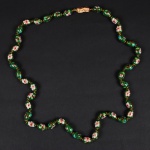Magnífico colar em contas de Murano - Itália, predominando verde com rosas e ouro, fecho em ouro 18K com brilhante. Medida 73 cm