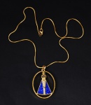 Bijuteria - Medalha e gargantilha em metal dourado decorada com Nossa Senhora Aparecida, med. 44 cm