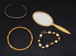 Bijuteria - Lote composto de 4 pulseiras em diversos materiais e um espelho de bolsa.