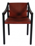 Cadeira com braços "925", madeira ebanizada e couro solo havana. Produção Probjeto do designer Vico Magistretti. Medidas 76 x 55 x 46 cm.