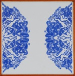 FERNANDO DE LA ROCQUE. Azulejo emoldurado, decoração azul e branca com figuras eróticas, medindo 20 x 20 cm. Assinado no verso de próprio punho do artista.