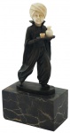 Estatueta no estilo Art Deco, representando "Menino com trajes típicos". Base em mármore negro, med. 26 cm de altura.