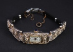 Relógio da marca CYMA com diamantes e safira, pulseira detalhe em couro. Peso total 18,9 g, med. total 16 cm.
