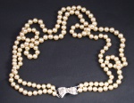 Belo colar de 2 fios , medindo 55 e 60 cm, com 159 pérolas de 6 a 7 mm e fecho em platina e brilhantes.
