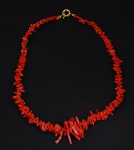 Colar de 45 cm , com espículas de coral vermelho da Itália, em montagem moderna, com fecho BOIA em "plaque or".