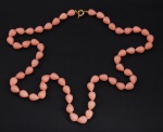 Colar de 1 fio, com 90 cm, em coral italiano rosa claro, fecho BOIA em "plaque or".