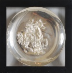 SALVADOR DALI. Prato em prata com figura de São Jorge, medindo 20 cm. Assinado . Emoldurado com vidro, 25 x 25 cm.