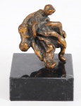 SALVADOR DALI. Escultura em bronze e base de mármore, medindo 8 cm. Assinado e numerado 265. Alt. total 10 cm.
