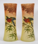 LEGRAS. Par de jarros em pasta de vidro , decorado com pássaros , medindo 28 cm. Assinados.
