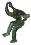 SONIA EBLING. "Figura feminina com pássaro". Escultura em bronze patinado. Med. 27 cm, assinada