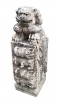 Escultura em pedra chinesa, tendo na parte superior figura representando Cão de Fó. Medindo 98 x 33 x 47 cm