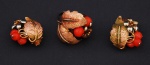 Conjunto de brincos e anel em ouro vermelho e ouro branco 14k com coral, peso total 14,8 gr