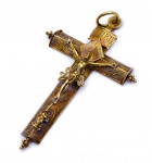 Pendente em ouro de origem portuguesa séc. XIX, em formato de crucifixo, peso total 33,0 gr