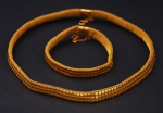 Conjunto de gargantilha e pulseira em ouro português contrastado, medindo 40 cm / 19 cm, teor 800 ml. Peso 22,5 + 45,5 g .Peso total 68,0 g