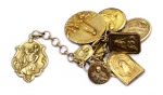 Lote com 10 medalhas de tema Sacro, em ouro de diversas procedências, medidas e formatos. Peso total 16,6 gr.