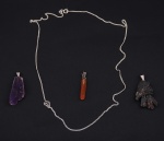Três pendentes: cristais naturais de "vassourinha", topázio imperial e ametista . Cordão em prata para uso opcional.