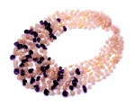 Colar com 8 fios em ametista, quartzo rosa e pérolas, medindo em média 48cm.