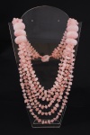 Colar em quartzo e/ou jade rosa com 6 fios e 6 segmentos de maior tamanho, medindo aproximadamente 66cm.