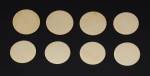 8 pastilhas de marfim, de diâmetros variados de 28 mm a 33 mm.