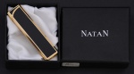 Natan - Elegante isqueiro laqueado a ouro e esmalte negro, med. 80 mm, peso total 46 gr, acompanha estojo original
