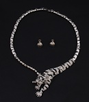 Bijuteria de luxo - conjunto de gargantilha e par de brincos em metal banhado a prata, zircones e esmalte, med. 45 cm