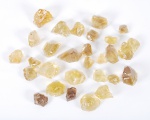 Lote composto de pedras semi-preciosas citrinos brutos (sem lapidação), peso total 300g.