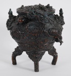Defumador oriental em bronze, decorado com dragão em relevo . Medidas 21 x 22 cm.