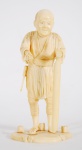 Estatueta em marfim representando Pescador Oriental. Alt. 13 cm.