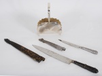 Lote contendo 3 peças em metal, sendo: 2 facas gaúchas (  26 cm e 36 cm) e porta guardanapos com alça ( 10 x 14 cm).