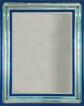 Espelho em cristal bizotado, em lacca azul, medindo 101 x 80 cm.