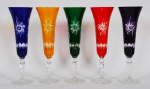 Conjunto de 5 taças em cristal colorido, lapidados. Alt. 23 cm.