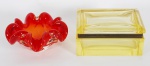 Lote com 2 peças , sendo: 1 caixa porta cigarros em cristal ( 8 x 16 x 11 cm) e 1 cinzeiro em Murano vermelho ( 6 x 15 cm).