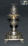 Paliteiro para banquete em prata portuguesa, contraste Águia, representando abacaxi sob coluna . Alt. 16 cm. Peso aprox. 175 g.